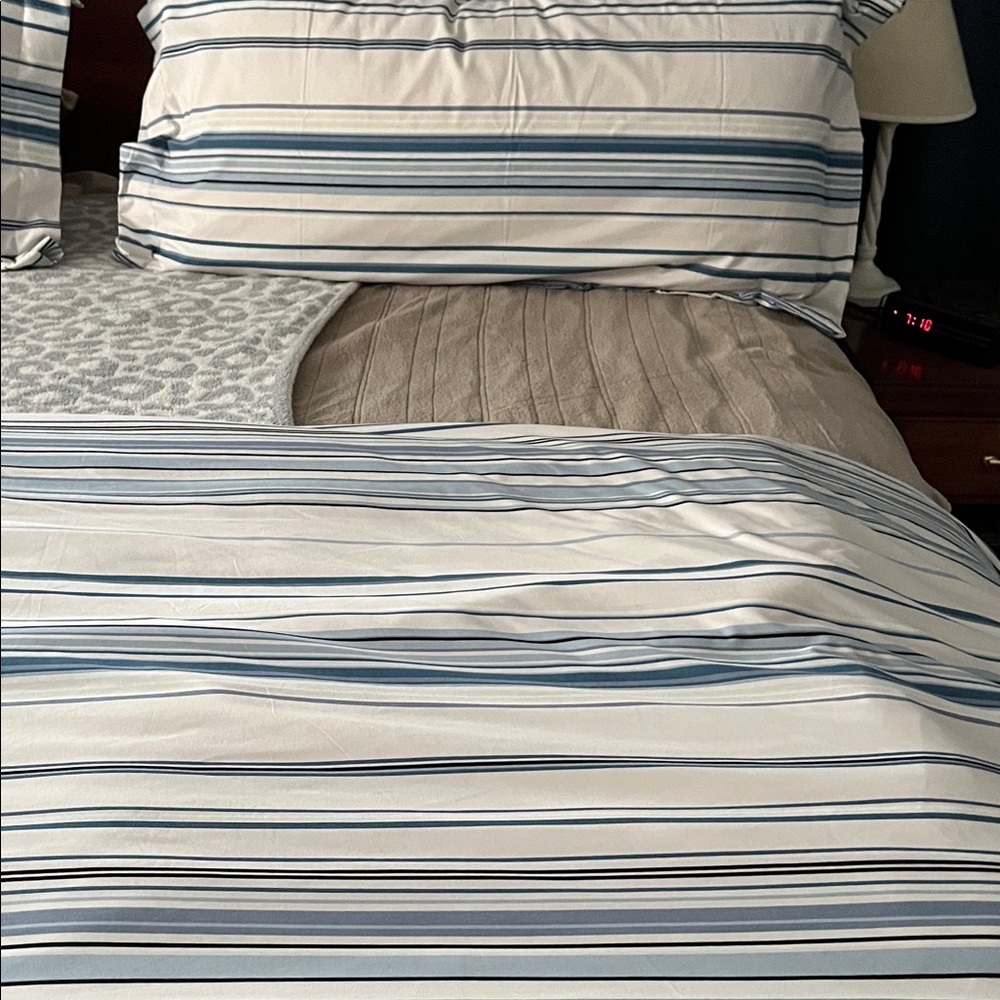 King sized Striped Blue and White Bedding Set - Duvet cover with 2 pillow shams